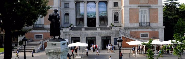 Cola de turistas en la entrada del Museo del Prado. (Archivo)