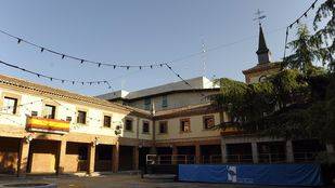 Plaza engalanada para las fiestas de Las Rozas.