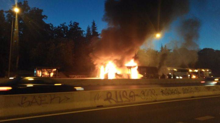 Un autobús arde en la A-6