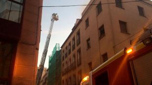 Desalojo de ocho familias por un incendio en Conde Duque