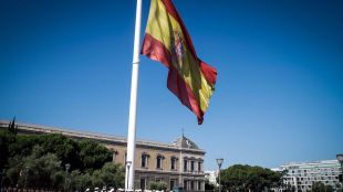 La bandera de España lucirá en farolas y autobuses el 12-O