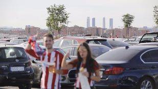 Coches aparcados en las inmediaciones del Wanda Metropolitano el día de su inauguración.