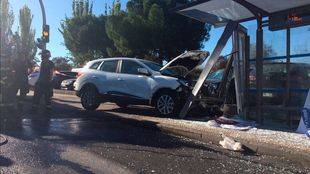 Se empotra contra una marquesina en la avenida de los Poblados
