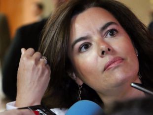 Santamaría: "Puigdemont vive fuera de la ley"