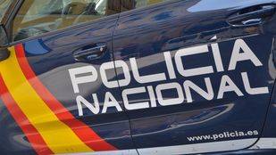 Lateral de un coche de Policía Nacional.