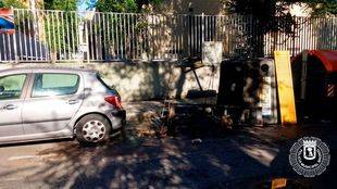 Contenedores de papel y vidrio quemados en Villaverde