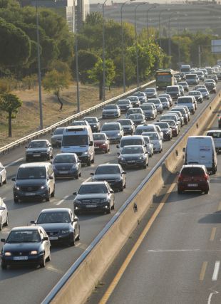 Retenciones de tráfico por la vuelta del puente del Pilar