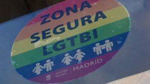 Pegatina arcoíris 'Zona Segura LGTBI' en un comercio de Madrid.