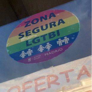 "¡Maricón! Suerte que tengo al niño en brazos"