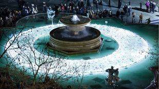 Islas plásticas, intervención que se realizará en las fuentes de Cibeles, Neptuno y Apolo y para la que se emplearán 60.000 botellas de plástico recicladas.