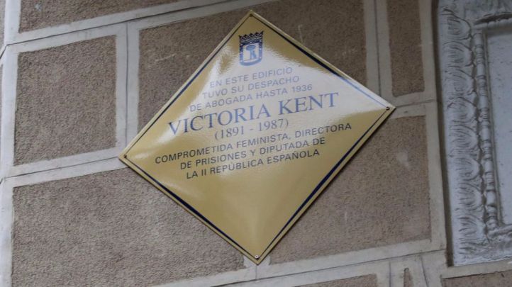 Carmena descubre la nueva placa en memoria de Victoria Kent.