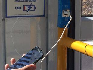 Ya se puede cargar el móvil en todos los vehículos de Metro Ligero Oeste