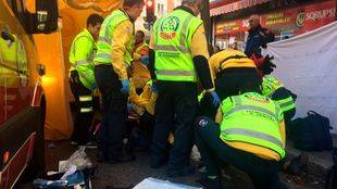 Efectivos del Samur atienden a la mujer atropellada en Chamberí