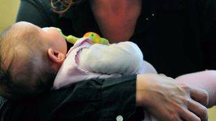 Absuelta tras intentar asfixiar a su hija de tres meses