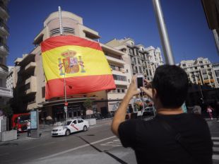 El Teatro Barceló, cubierto por una bandera de España