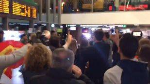 Tensión en Atocha a la llegada de miembros de la Mesa del Parlament