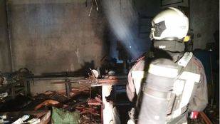 Los bomberos de Leganés han sofocado el incendio en la fábrica de puertas blindadas en el polígono industrial del municipio.
