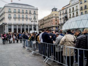 Largas colas en Sol por la llegada del iPhone X