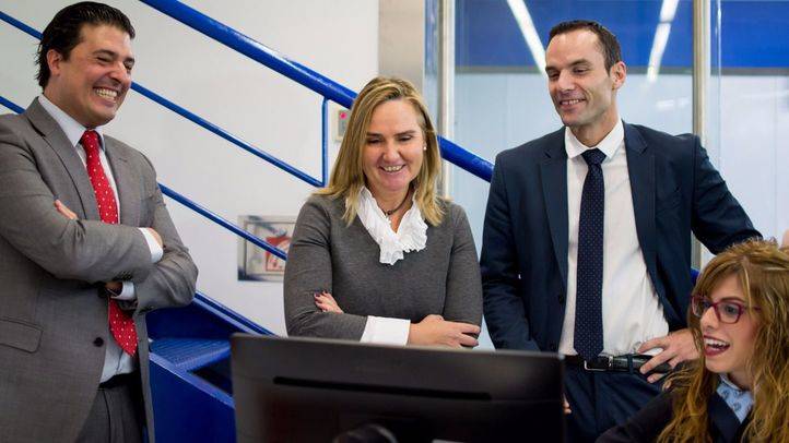 La consejera de Transportes, Vivienda e Infraestructuras, Rosalía Gonzalo, ha visitado el nuevo centro de atención al cliente y gestión de objetos perdidos de Metro de Madrid en la estación de Plaza de Castilla.