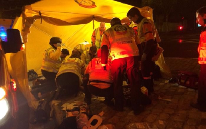 Los servicios de emergencias atienden al motorista herido tras el accidente