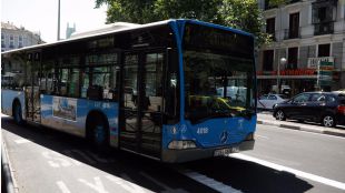 El trabajador que evacuó el bus tras la muerte de su padre, respaldado