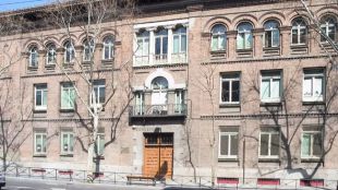 La Comunidad culpa a la Junta de la caída del techo del colegio de Carabanchel