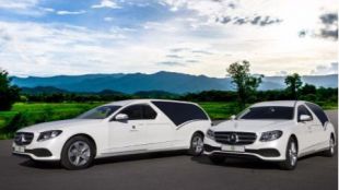 El blanco es el nuevo negro: los coches fúnebres municipales cambian de color