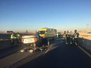 Dos heridos en el vuelco de su coche en la A5 en Móstoles