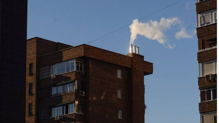Humo de una chimenea de calefacción en un edificio en Conde de Casal.
