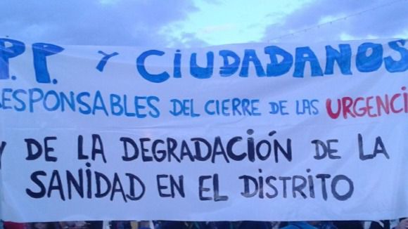 Vecinos de Barajas protestando por la ausencia de un centro de urgencias 24 horas.