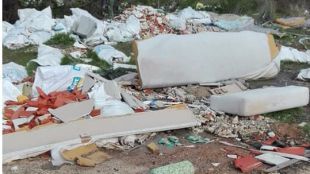 Basura, maleza y neumáticos: las vistas de los vecinos de Parque Henares