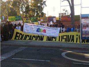 Concentración frente al CEIP Francisco de Quevedo de Leganés en apoyo a Adrián.