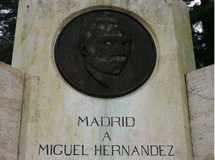 Música y lectura de textos frente a la estatua de Miguel Hernández