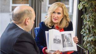 Entrevista a Nieves Herrero por la presentación de su nuevo libro 'Carmen' en la terraza de Gran Vía.
