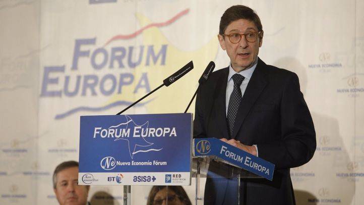Desayuno informativo del presidente de Bankia, José Antonio Goirigolzarri, que ha sido presentado por el ministro de Economía, Luis de Guindos.