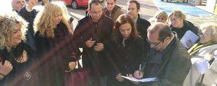 Los ediles de los municipios firmando la carta presentada en el Ministerio de Fomento.