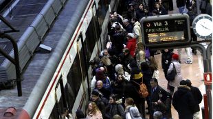 Cifuentes pide a Fomento que ataje las averías en Cercanías