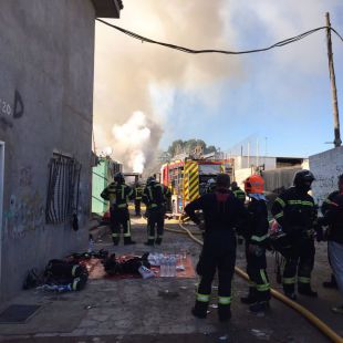 Más de 80 desalojados por un incendio en La Cañada