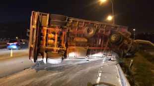 Atasco en la M-50 al volcar un semirremolque de 10.000 kilos