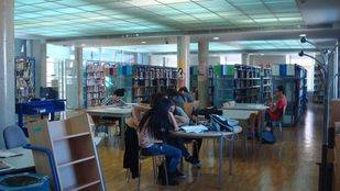 Foto de archivo de estudiantes en una biblioteca