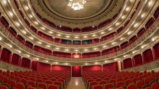Cae a las butacas la lámpara del Teatro de la Comedia