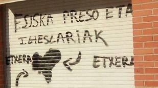 Aparecen pintadas a favor de ETA en el IES Isaac Newton