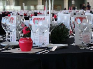 Una cena solidaria para 500 personas necesitadas