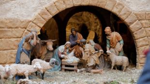 Un Belén de 400 piezas ilumina la Navidad en Sol