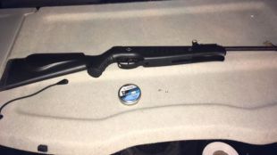 Detenidos tres chicos por disparar balines en Barajas