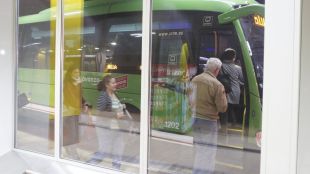 Dos jóvenes, abrasados por un líquido sospechoso en un bus