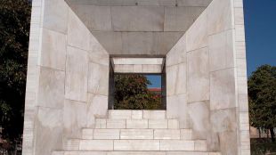 El cubo 'constitucionalista' que decora la Castellana