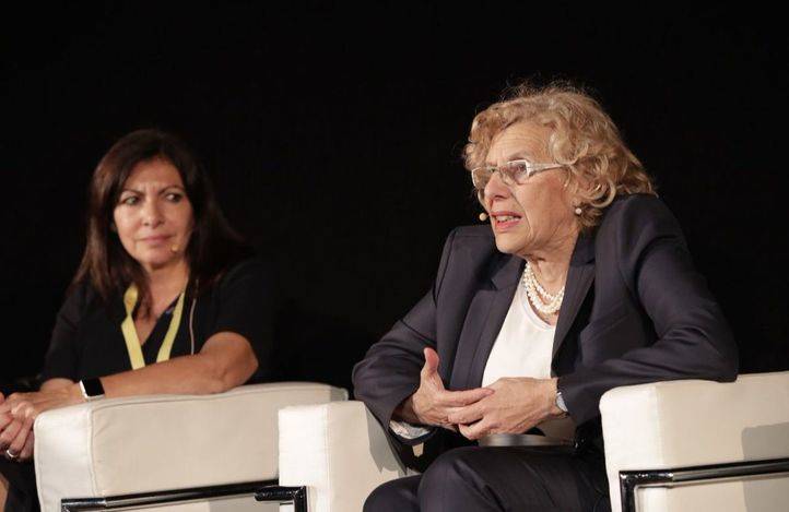 Las alcaldesas de París y Madrid, Anne Hidalgo y Manuela Carmena, en un acto conjunto.