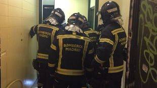 El matrimonio herido tras descolgarse un ascensor permanece estable