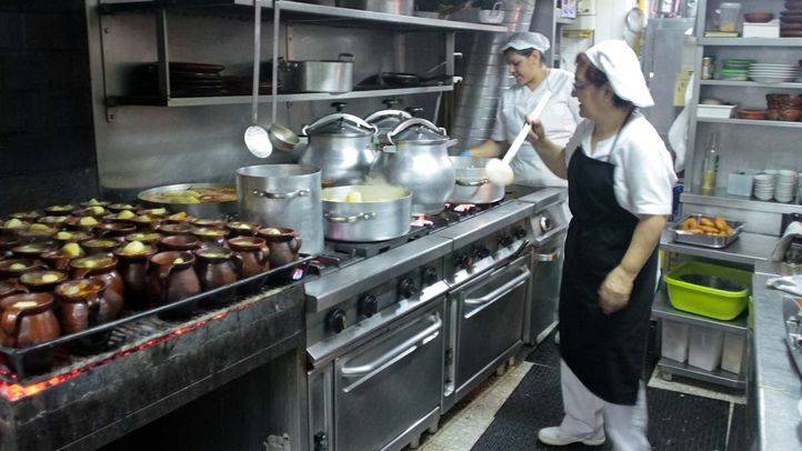 Empleo libro turismo. La hostelería es otro yacimiento de empleo turístico. en la imágen, la cocina del restaurante centenario La Bola.